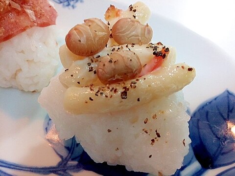 マカロニサラダと蒸し大豆と黒コショウの焼おにぎり